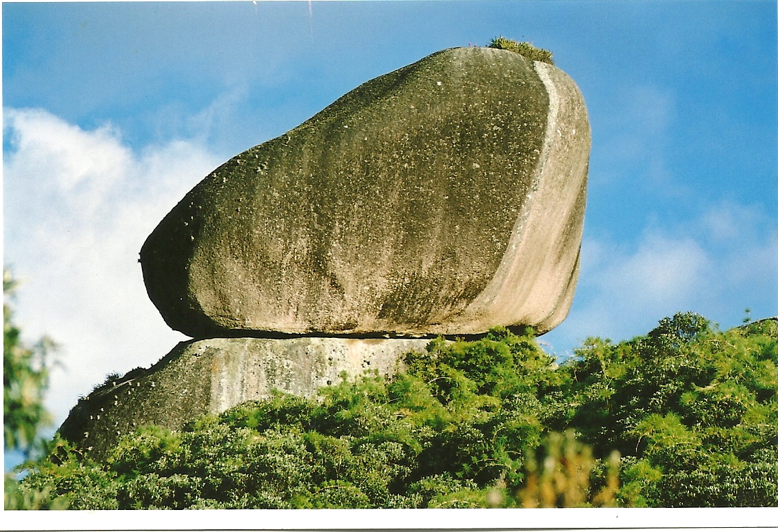 Pedra Montada de perto.jpg